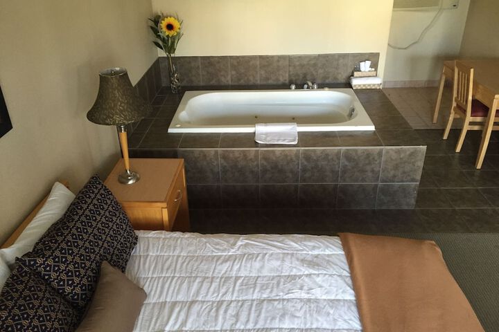 Hot Tub 12 of 16
