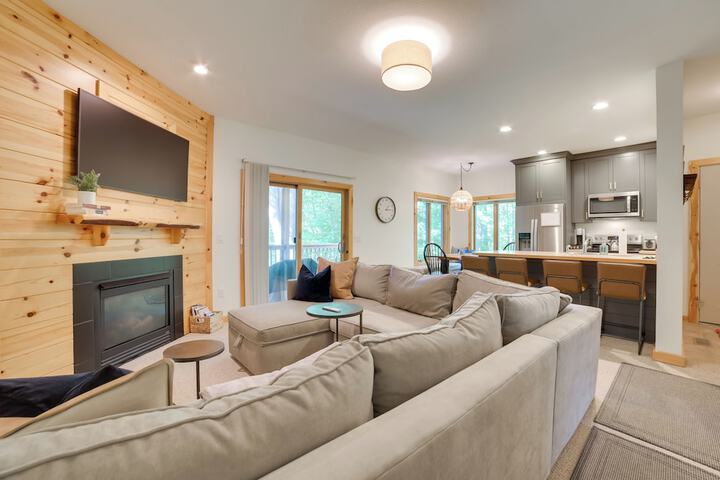 Modern Bellaire Condo: Pool Access Near Skiing!