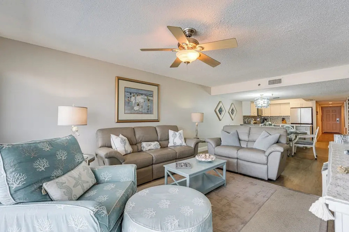 Beachfront Redington Shores Condo w / Pool!