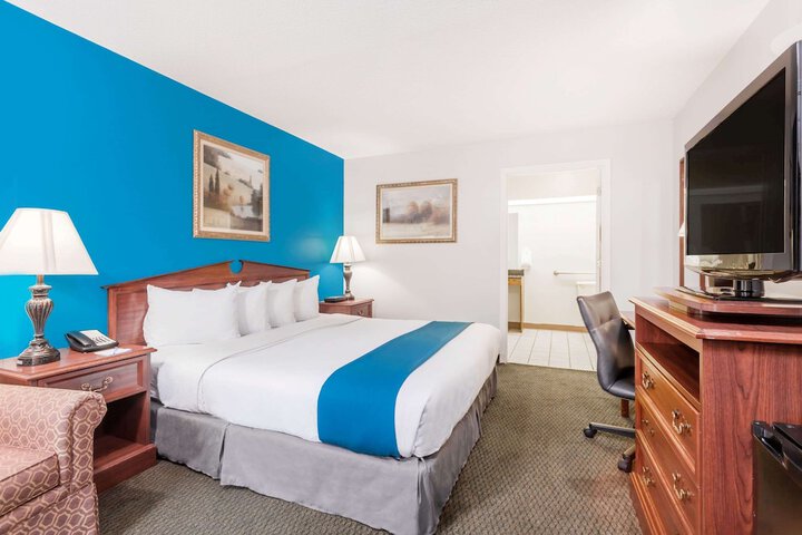 Room 9 of 15
