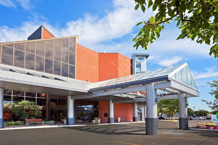 Holiday Inn Oakville Centre by IHG