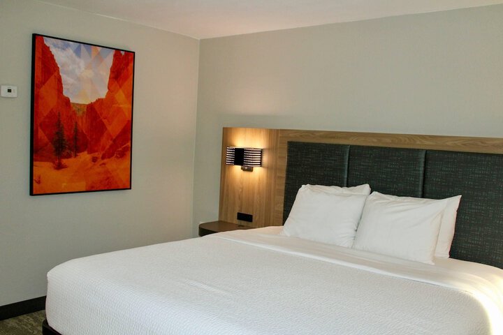 The Cairn Hotel