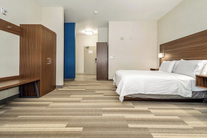 Room 93 of 348