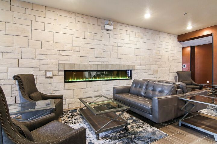 Cobblestone Inn & Suites at UW Stout Downtown Menomonie