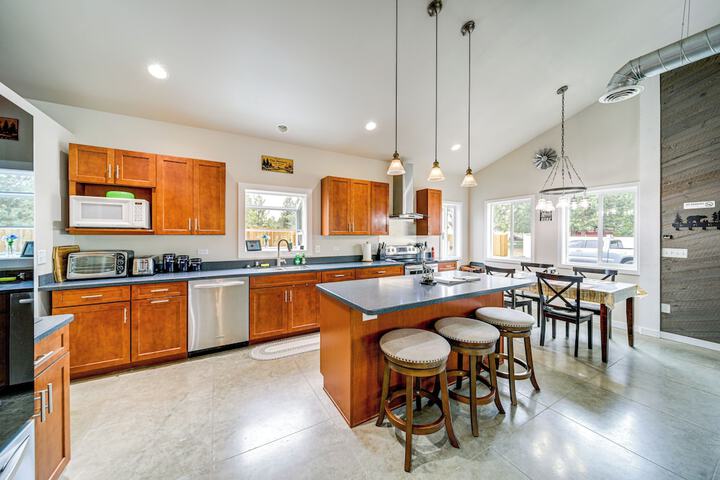 Unique Country Farmhouse Near Lake Roosevelt