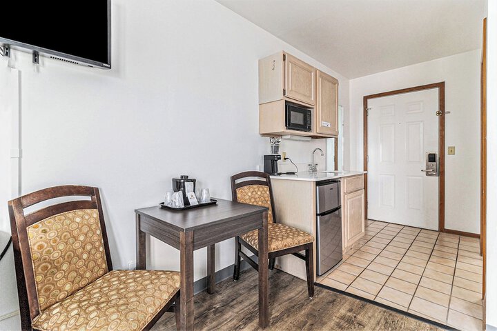 Snyders Shoreline Inn