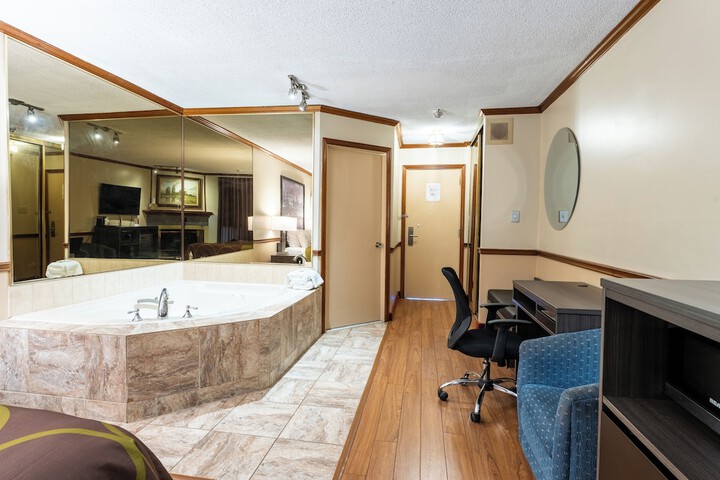 Super 8 by Wyndham Gananoque / Country Squire Resort