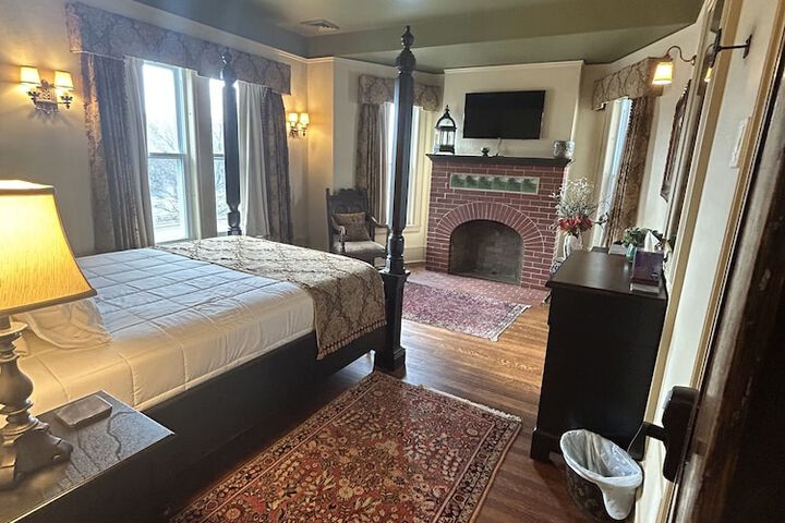 Room 16 of 19