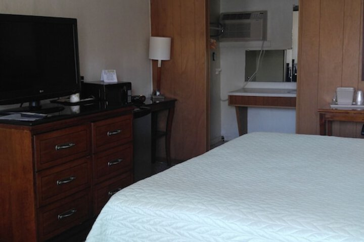 RoseWood Inn