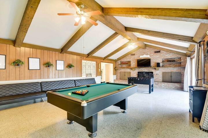Game Room! Group Getaway 16 Mi to Galveston