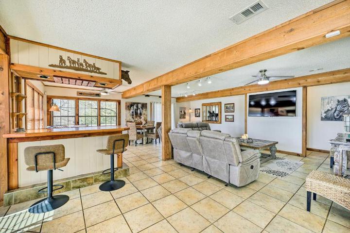 Private Pool: Lakefront Home in Hot Springs!