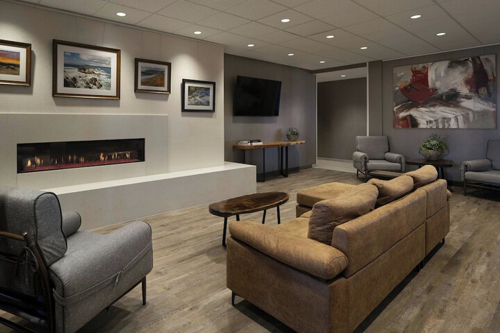 Lounge 64 of 75