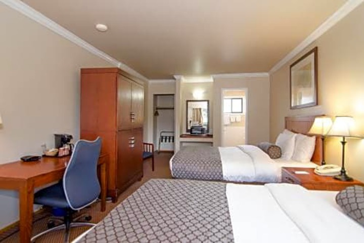 Travelodge by Wyndham Vancouver Lions Gate