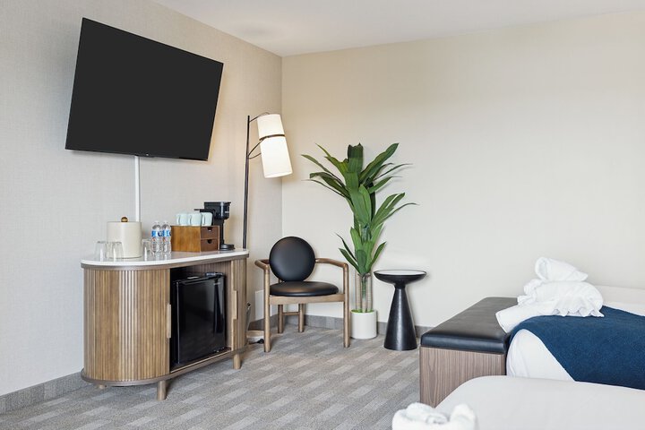 456 Embarcadero Inn & Suites