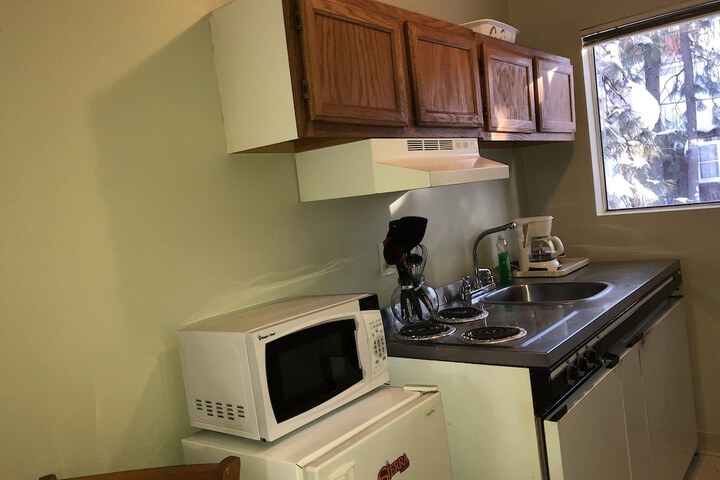 Cedar Inn & Suites