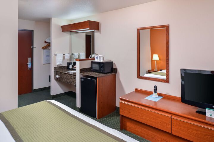 Travelodge Suites by Wyndham Newberg