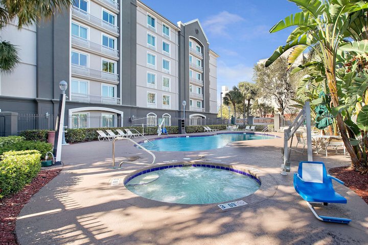 La Quinta Inn & Suites by Wyndham Ft. Lauderdale Airport