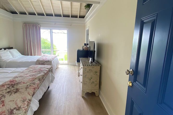 High Tide Inn