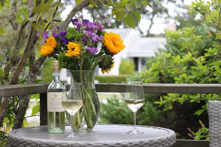 Allen Harbor Breeze Inn & Gardens