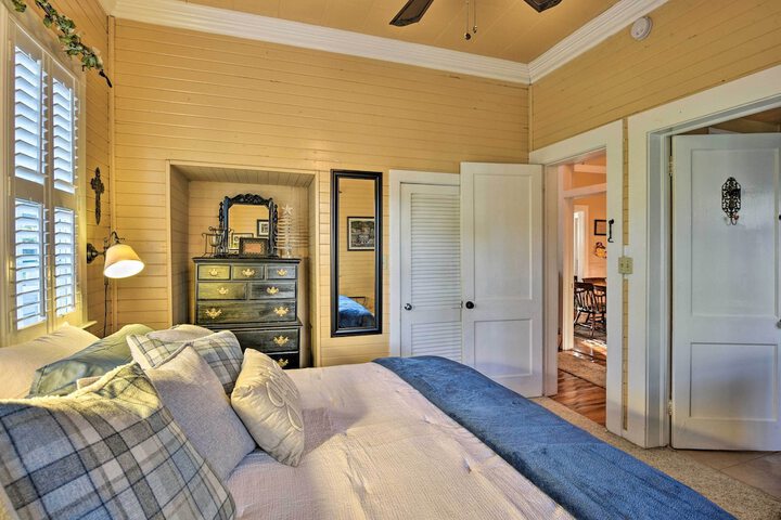 Lakefront Florida Retreat - Pool Table & Boat Dock