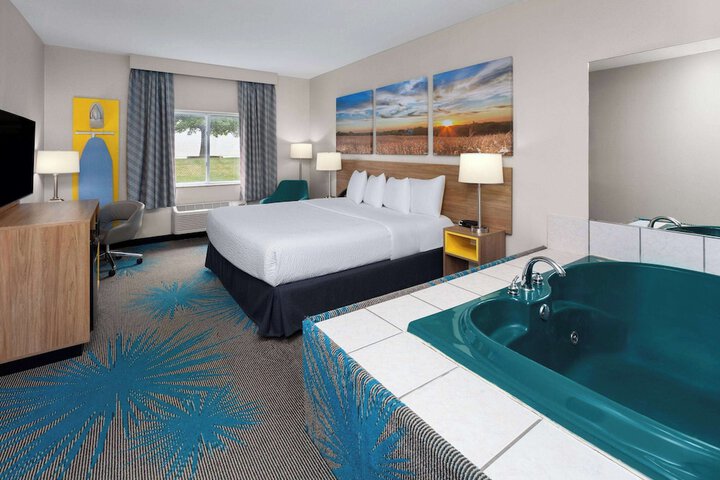 Days Inn & Suites by Wyndham Morris / I-80
