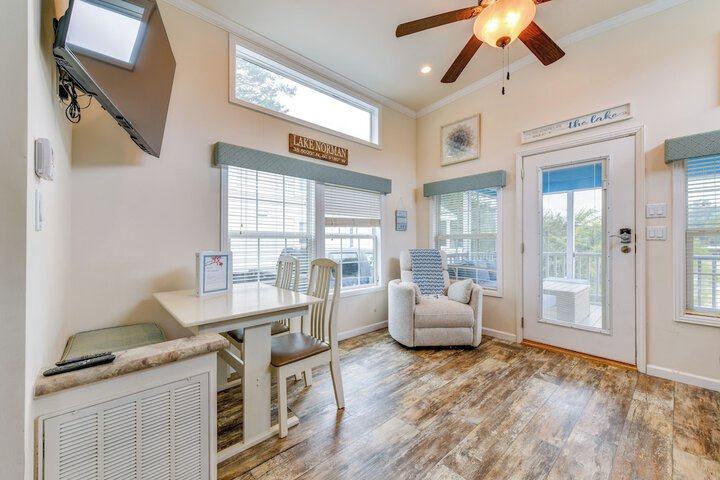 Waterfront Lake Norman Cabin w / Screened Porch!
