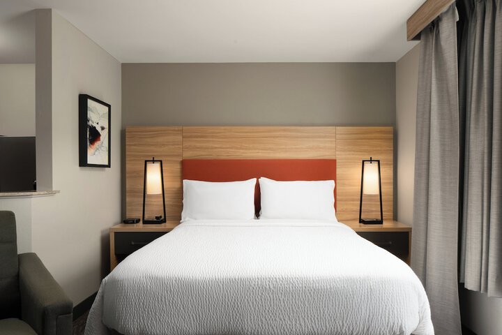 Room 10 of 28