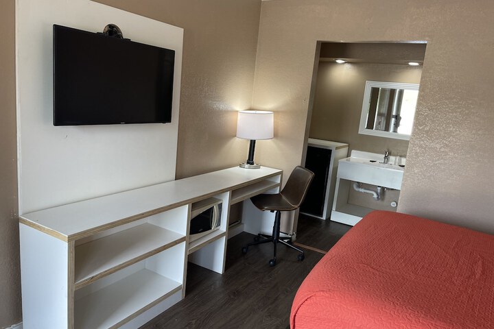 Room 8 of 18