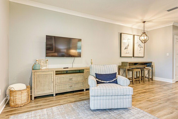 Waterfront Oasis in Dauphin Island - Shared Perks!