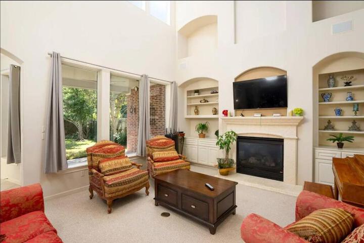 Bedroom with 3.5-Bathroom near Golf Course!