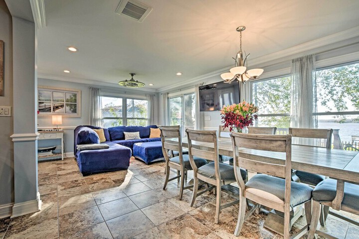 Lakefront Home w / Game Room Theater & Dock!