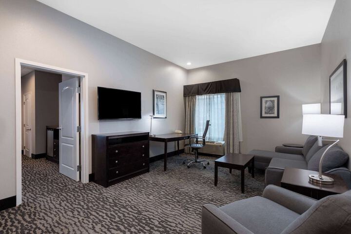 La Quinta Inn & Suites by Wyndham Huntsville Airport Madison