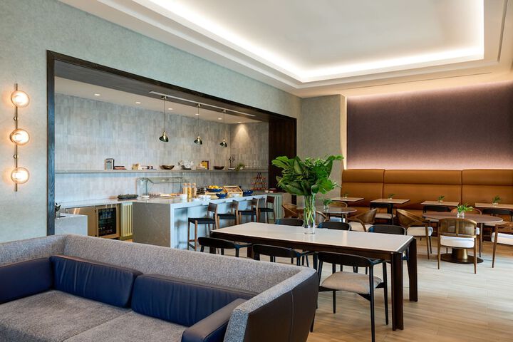 Lounge 76 of 101