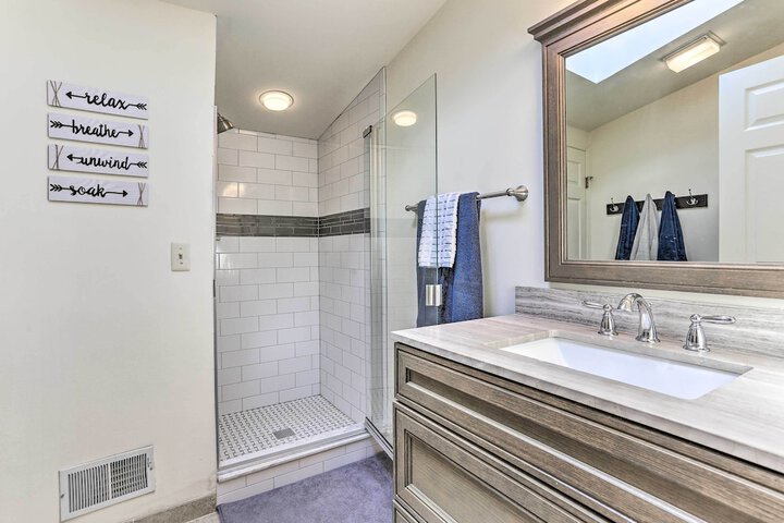 Gorgeous Vernon Township Condo w / Balcony!