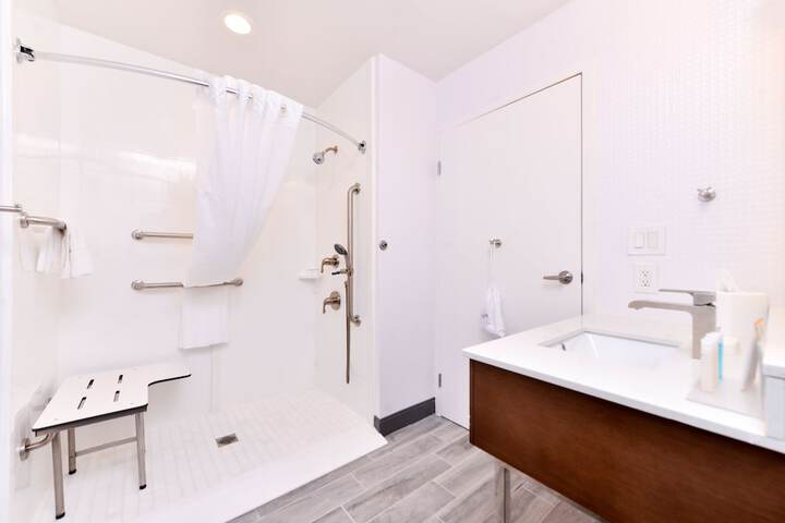 Room 32 of 46