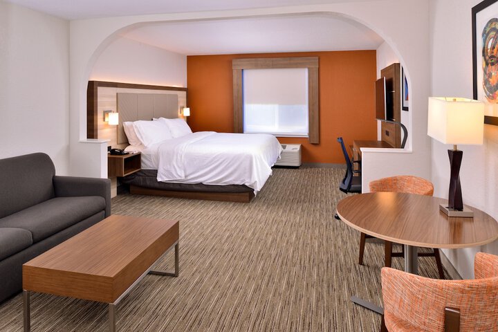 Room 32 of 60