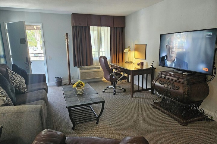 Ocairns Inn & Suites