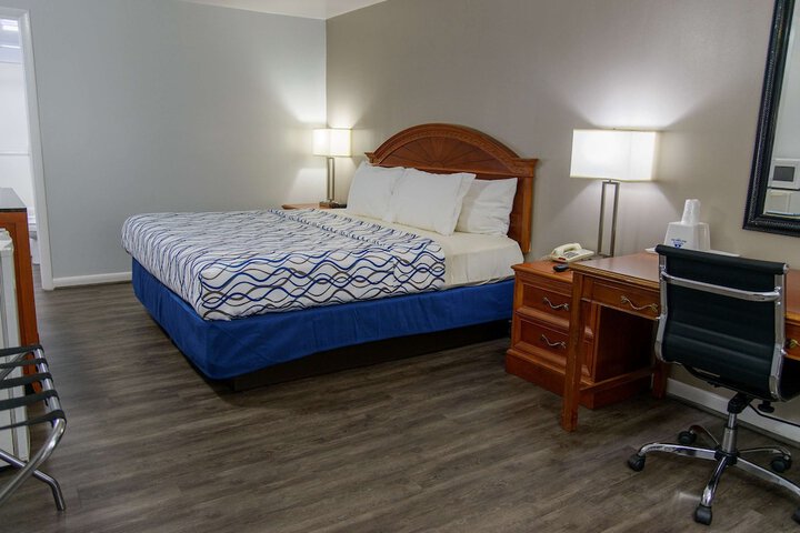 Room 5 of 8