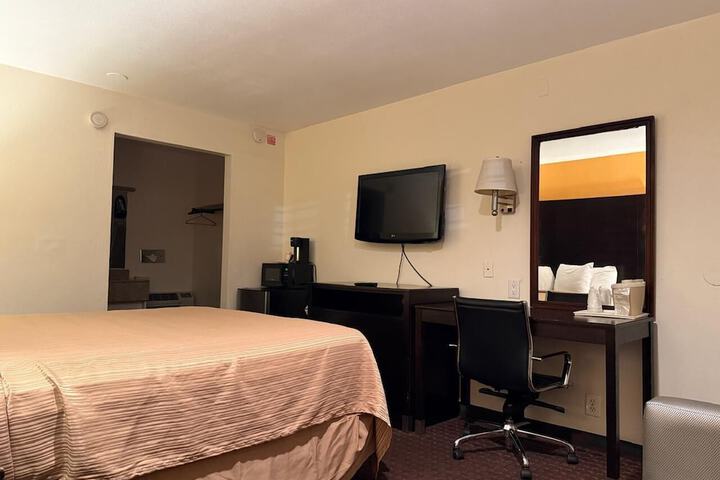 Hollister Inn