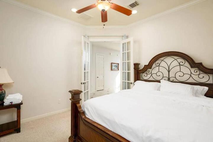 Bedroom with 3.5-Bathroom near Golf Course!