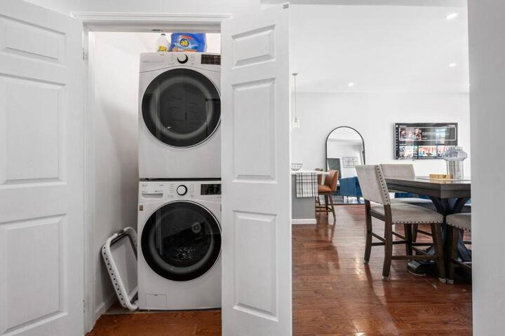 Modern 3 Bed Apt Parking W D