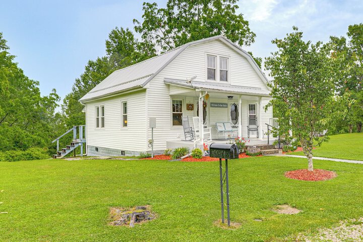 grandma's Farm House on 125 Acres w / Fire Pit!