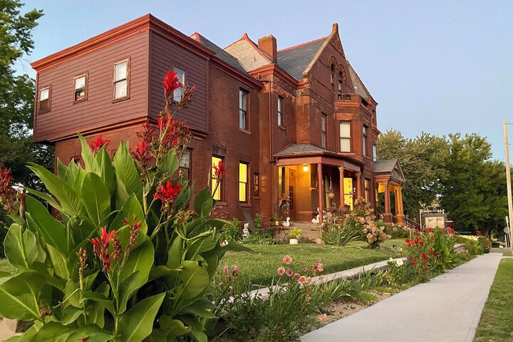 Vineyard Mansion & Carriage House Bed & Breakfast
