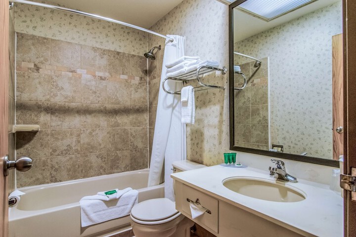GuestHouse Inn & Suites Hotel Poulsbo