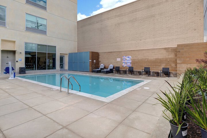Holiday Inn Express & Suites Glendale Downtown by IHG