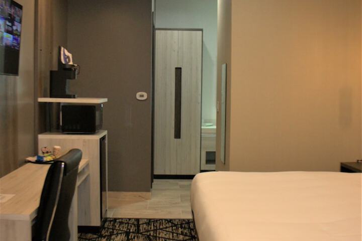Comfeeni Inn and Suites