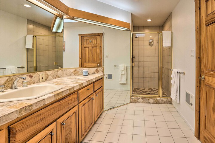 Luxe Auburn Hideaway w / Tennis Court & Views!