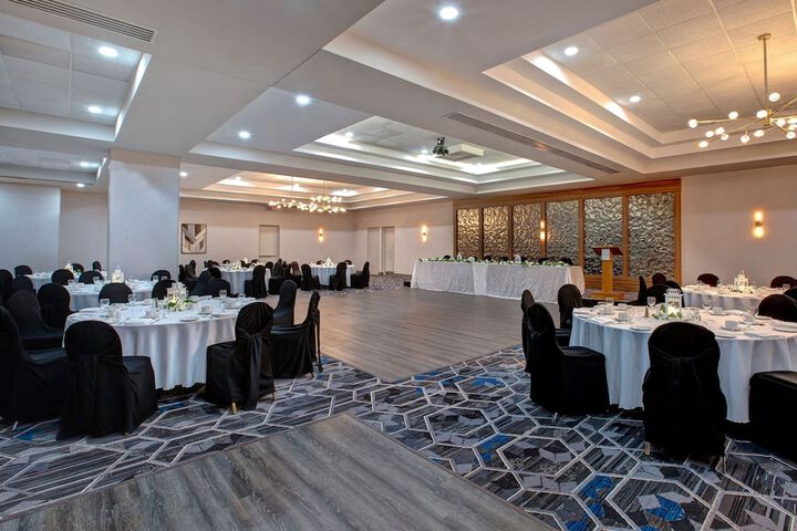 Ballroom/Hall 72 of 79