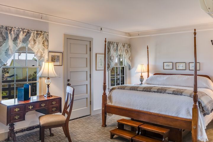 Room 27 of 76