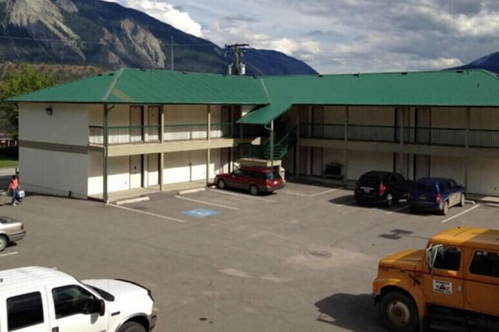 4 Pines Motel